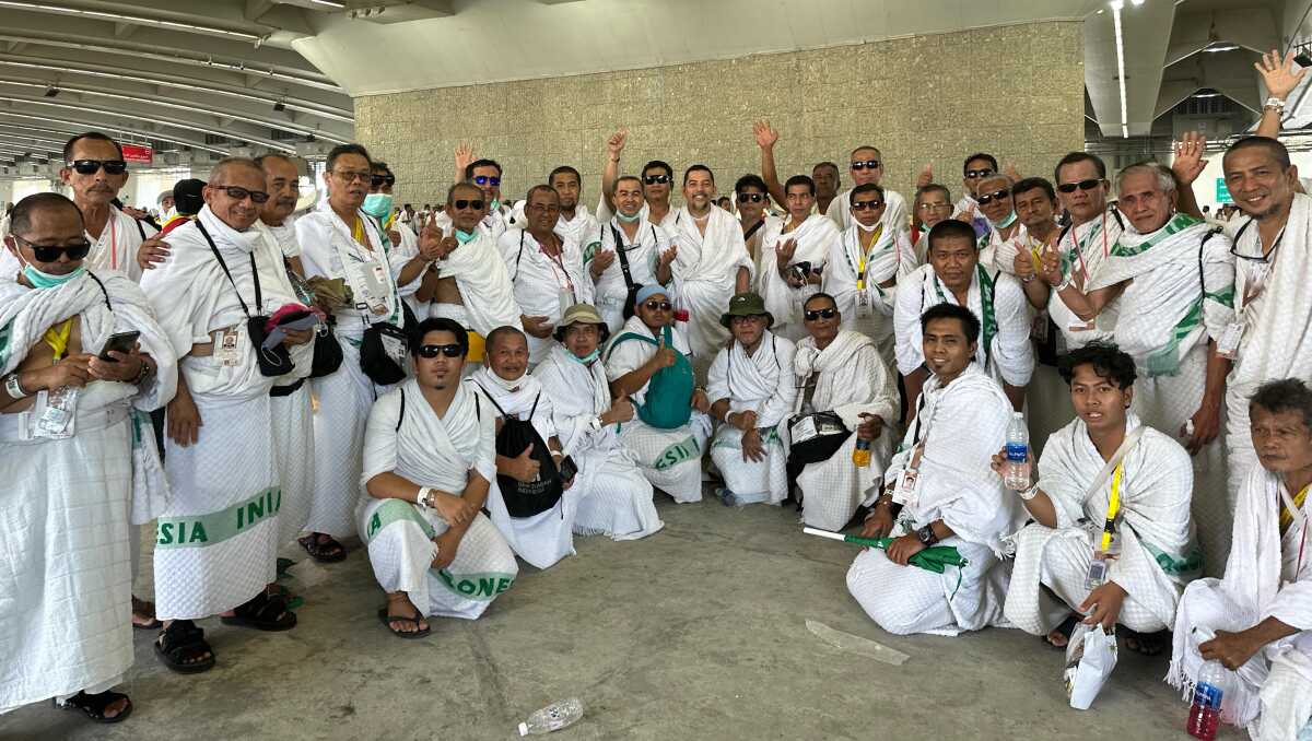 Jemaah haji Karimun berpose usai menunaikan wukuf di Arafah, Sabtu (15/6/2024). (dokumentasi pribadi)