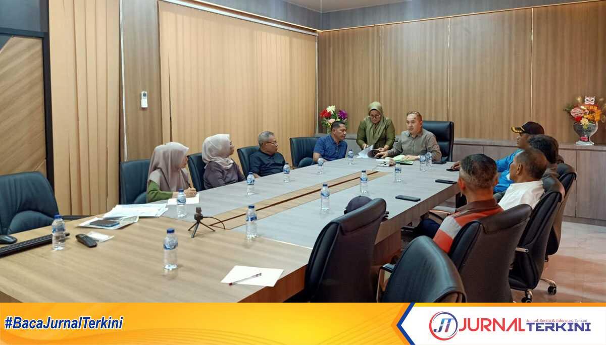 Pertemuan manajemen PT Sinar Suman Pryanto, DPRD Karimun dan warga Perumahan Taman Mutiara Karimun (TMK) di DPRD Karimun beberapa waktu lalu, membahas penyerahan fasilitas umum di perumahan tersebut. (foto: PT SSP)