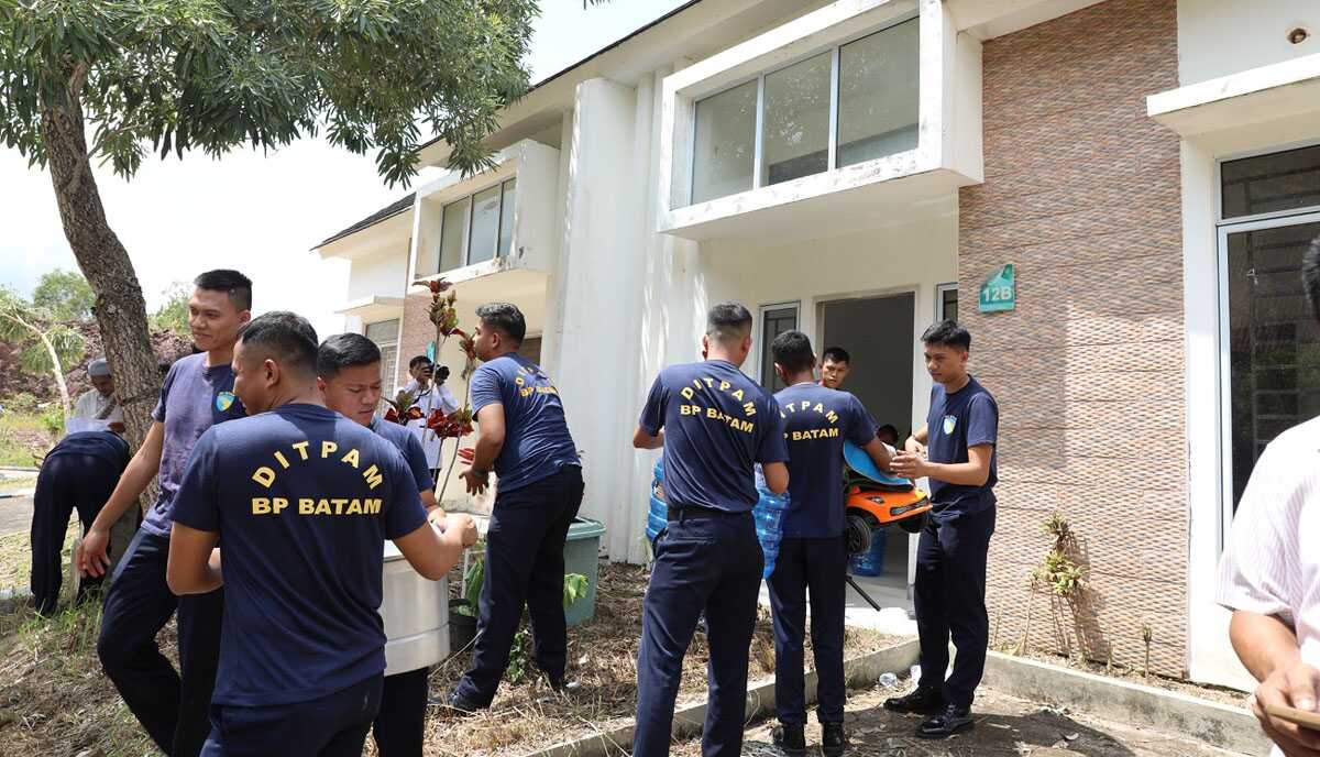 hunian warga terdampak rempang eco-city Petugas Ditpam BP Batam beramai-ramai mengangkat barang-barang warga terdampak Proyek Rempang Eco-City ke hunian sementara di Tanjung Banon, Senin (10/6/2024). (foto: humasbpbatam)