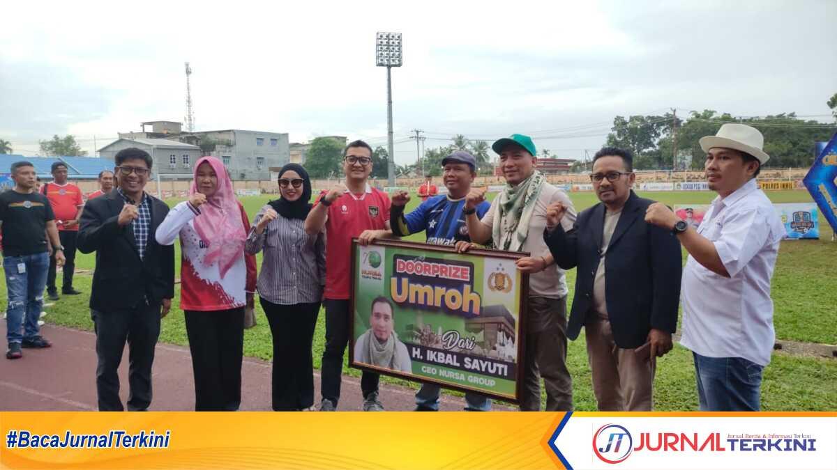 Foto bersama pemenang doorprize umroh gratis Hari Bhayangkara ke-78 di Stasion Sungai Beringin, Inhil, Minggu (30/6/2024). (jurnalterkini.id/abdullah)