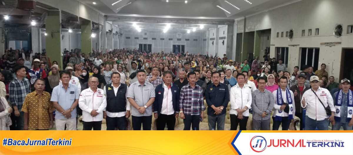 Haji Muhammad Rudi bersama sejumlah tokoh, pengurus serta warga IKABSU Karimun berpose usai penyataan dukungan kepada Haji Muhammad Rudi dalam Pilkada 2024 di Gedung Sopo Godang HKBP, Minggu (23/6/2024) malam. (jurnalterkini.id/jansen)