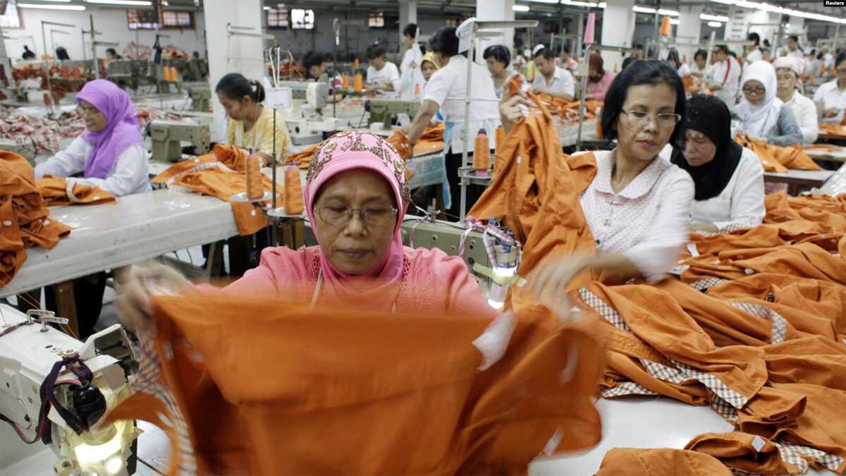Para pekerja membuat pakaian di sebuah pabrik di Cakung, permukiman industri kecil di Jakarta (foto: ilustrasi/Reuters).