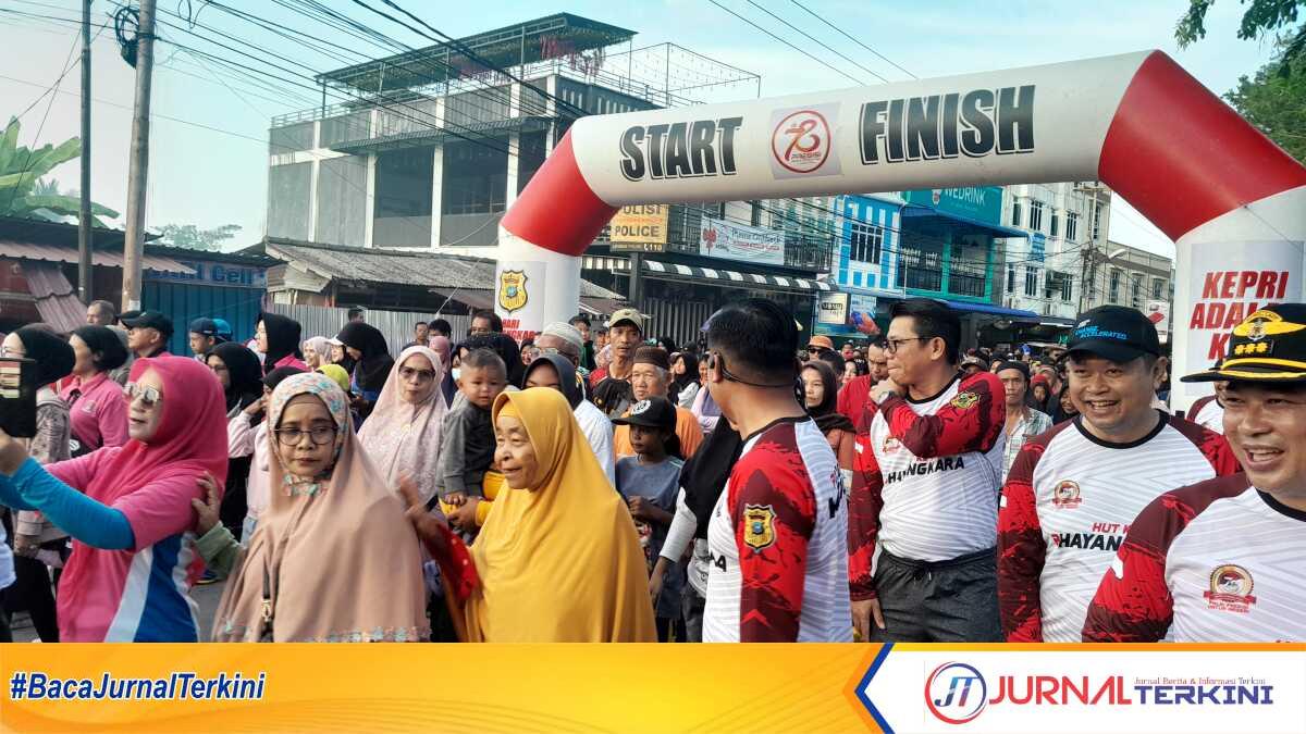Acara jalan santai menyambut Hari Bhayangkara ke-78 yang dimulai dari Mapolres Karimun, Minggu (9/6/2024) pagi. (jurnalterkini.id/yogi)