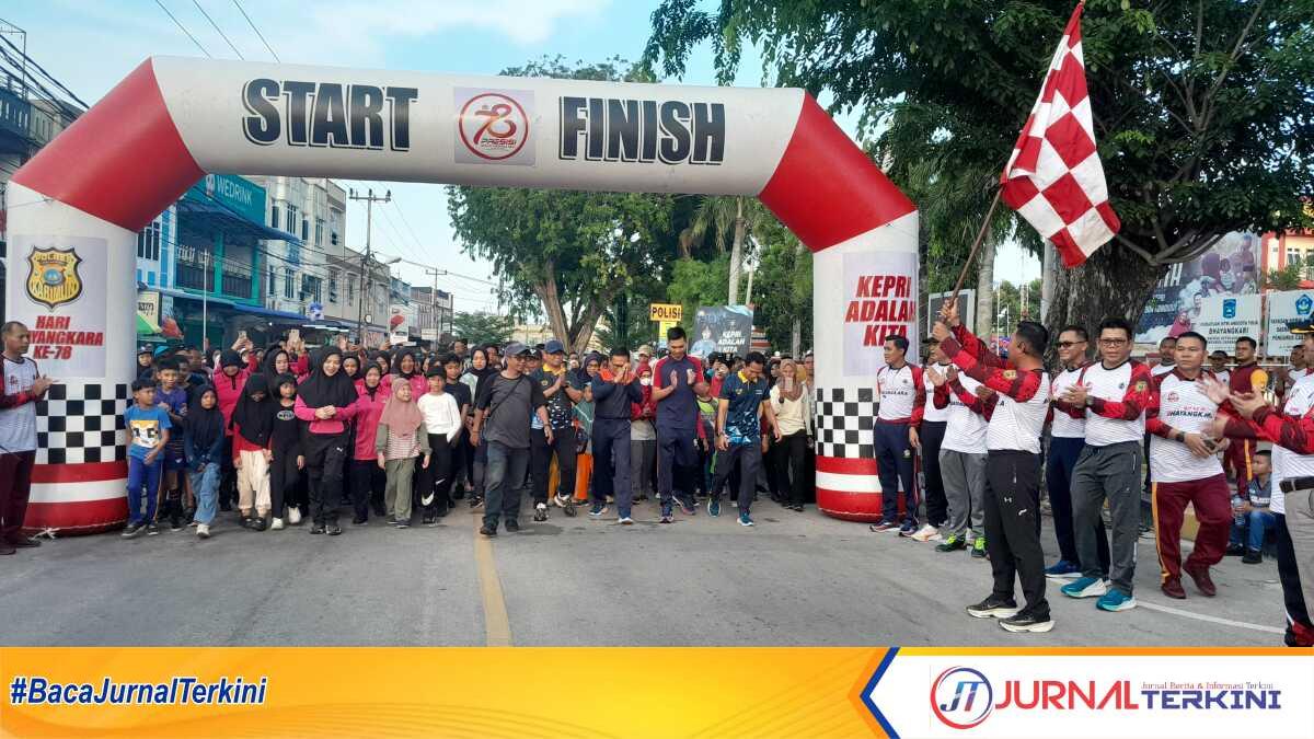jalan santai hari Bhayangkara di Karimun Kapolres Karimun AKBP Fadli Agus melepas peserta jalan santai Hari Bhayangkara ke-78 di depan Mapolres Karimun, Minggu (9/6/2024) pagi. (jurnalterkini.id/yogi)