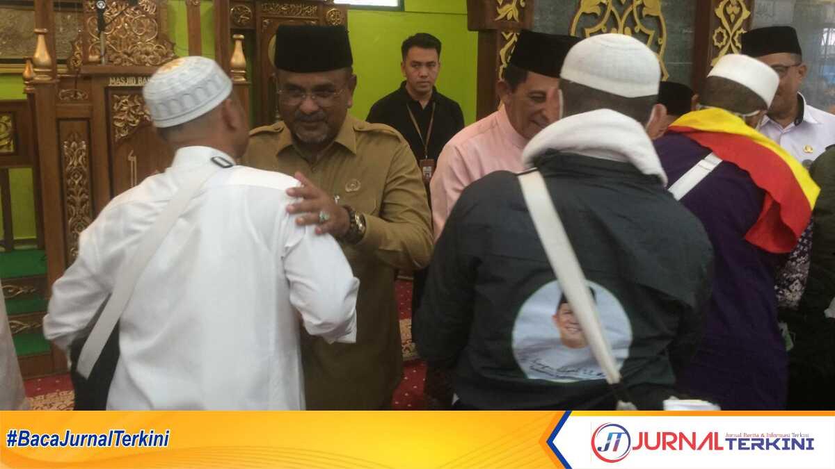 jamaah haji Karimun pulang Bupati Karimun Aunur Rafiq dan Gubernur Kepri Ansar Ahmad bersalaman dengan jamaah haji di sela acara penyambutan di Masjid Baitul Karim, Tanjung Balai Karimun,, Senin (24/6/2024). (jurnalterkini.id/yogi)