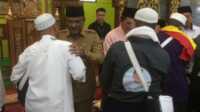 Bupati Karimun Aunur Rafiq dan Gubernur Kepri Ansar Ahmad bersalaman dengan jamaah haji di sela acara penyambutan di Masjid Baitul Karim, Tanjung Balai Karimun,, Senin (24/6/2024). (jurnalterkini.id/yogi)