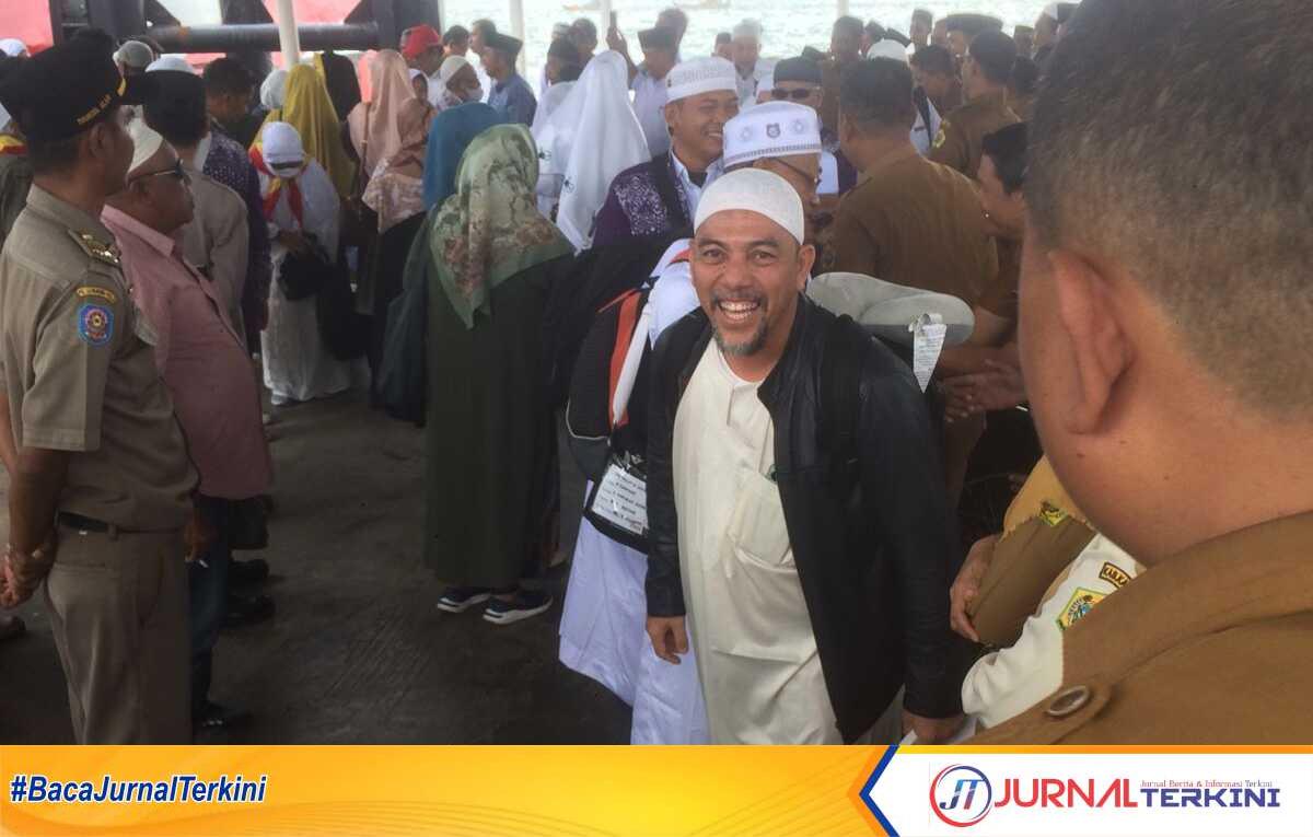 Jamaah haji Karimun tiba di pelabuhan internasional Tanjung Balai Karimun, Senin (24/6/2024). (jurnalterkini.id/yogi)