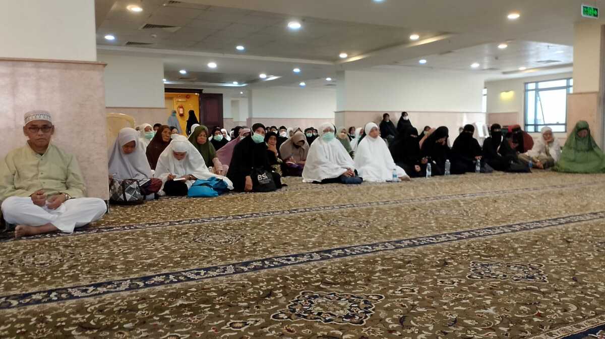 Jemaah Calon Haji Karimun, Senin (10/6/2024) di Tanah Suci, mendapat pembekalan sebagai persiapan menuju Arafah untuk melaksanakan rangkaian ibadah haji. (dokumentasi pribadi)