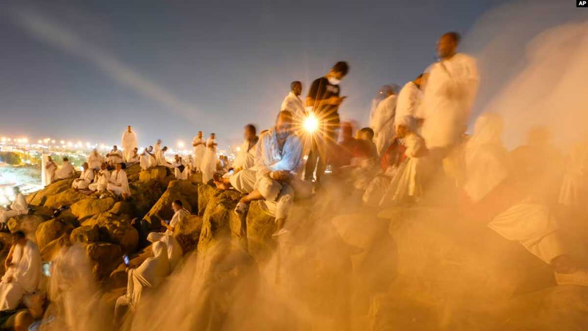 Jemaah haji berkumpul di Arafah, dekat kota suci Mekah, Arab Saudi, 15 Juni 2024. (Foto: AP)