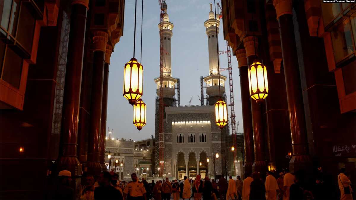 jemaah haji di masjidil haram Jemaah haji berkumpul di Masjidil Haram di Makkah pada 9 Juni 2024, menjelang pelaksanaan ibadah haji pada tahun ini. (Foto: Reuters/Mohammed Torokman)