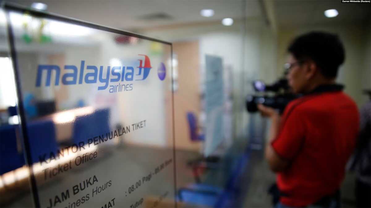 Seorang jurnalis sedang mengambil gambar loket tiket Malaysia Airlines di Jakarta 18 Juli 2014, dalam ilustrasi. Draft Revisi RUU Penyiaran terus mendapat penolakan dari publik, termasuk pelaku industri film. (Foto: REUTERS/Darren Whiteside)