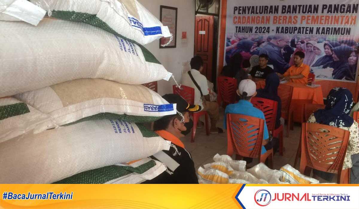 Petugas Kantor Pos Tanjung Balai Karimun melayani warga mendapatkan bantuan beras Bulog 10 Kilogram, Selasa (25/6/2024). (jurnalterkini.id/yogi)