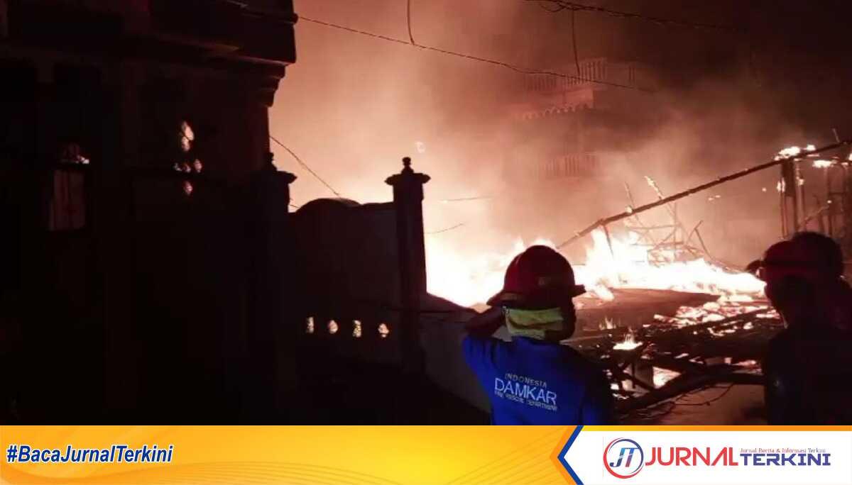Petugas damkar memadamkan api yang menghanguskan rumah warga di Kamkong, Kelurahan Meral Kota, Kecamatan Meral, Kabupaten Karimun, Kepulauan Riau, Minggu (23/6/2024) malam. (jurnalterkini.id/yogi)