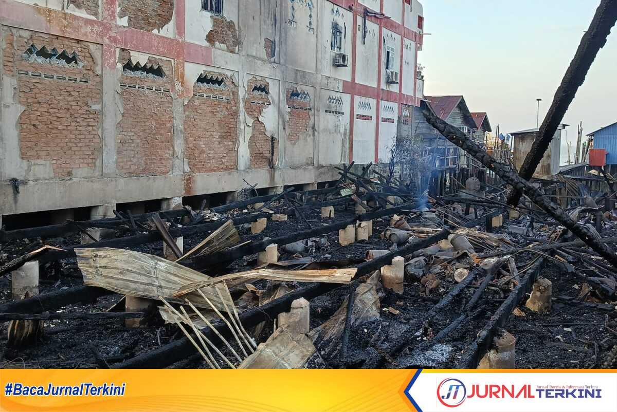 Rumah warga di Kamkong, Baran, Meral yang terbakar pada Minggu (23/6/2024) tinggal puing-puing saja. Penghuninya terpaksa mengungsi ke rumah saudara. (jurnalterkini.id/jansen)