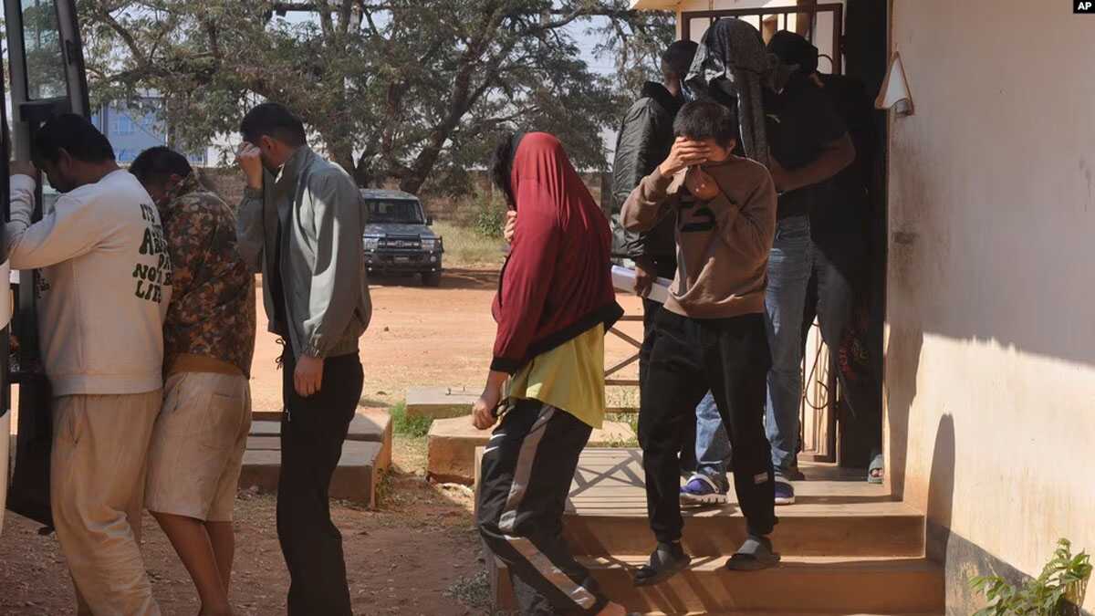 kejahatan siber tiongkok Warga Tiongkok yang ditangkap atas kejahatan siber di luar pengadilan Lusaka, Zambia, Jumat, 7 Juni 2024. (Foto: AP Photo)