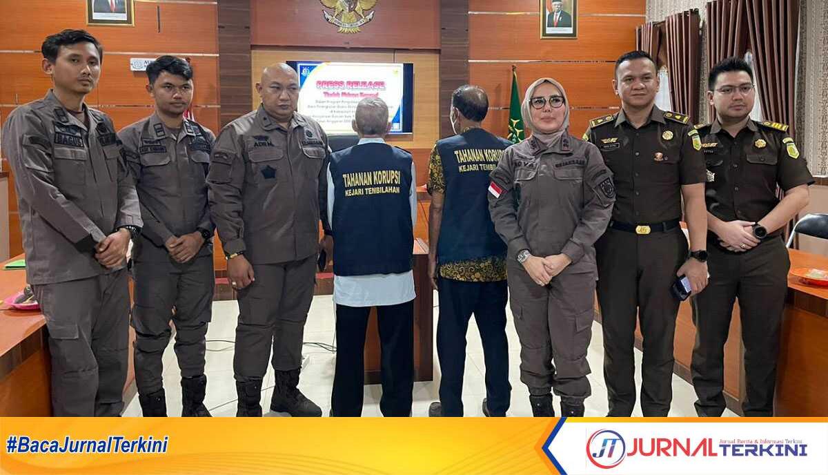 korupsi pbd bpr gemilang inhil Kajari Inhil Nova Puspitasari (3 dari kanan) bersama jajaran ketika menggelar konferensi pers penetapan tersangka perkara korupsi di PD BPR Gemilang di Kantor Kejari Inhil, Kamis (27/6/2024). (jurnalterkini.id/abdullah)