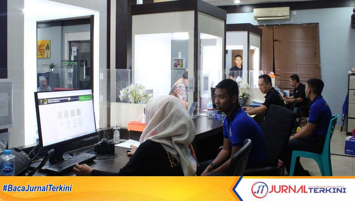 warga saat membuat paspor simpatik di kantor imigrasi II TPI Tanjung Balai Karimun, Sabtu (22/6/2024). (jurnalterkini.id/yogi)