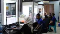 warga saat membuat paspor simpatik di kantor imigrasi II TPI Tanjung Balai Karimun, Sabtu (22/6/2024). (jurnalterkini.id/yogi)