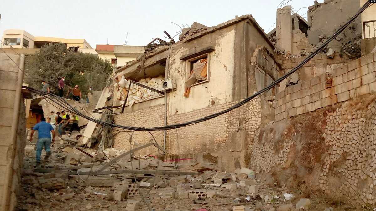 Seorang pria Lebanon berjalan melewati rumah-rumah yang hancur menyusul serangan udara Israel yang ditargetkan di Desa Khiam, Lebanon selatan, dekat perbatasan Lebanon-Israel pada 21 Juni 2024. (Foto: AFP)