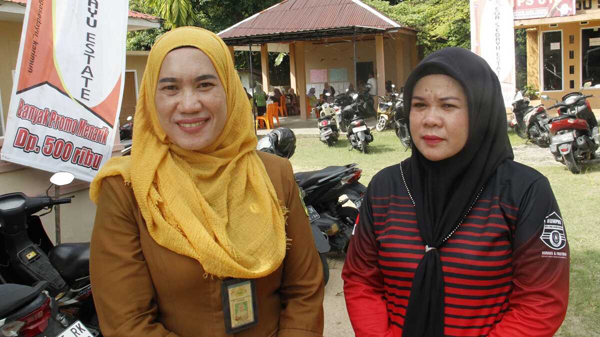 Lurah Tebing Mardiana dan Kabid Olahraga Dispora Karimun Herlina. (jurnalterkini.id/edy kencana)
