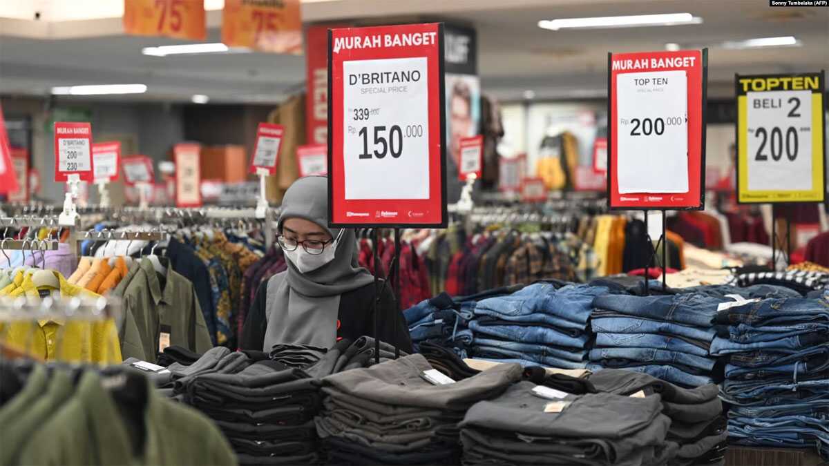 Seorang karyawan menunggu pelanggan di sebuah mall di Denpasar, Bali pada 5 Mei 2023. (Foto: AFP/Sonny Tumbelaka)