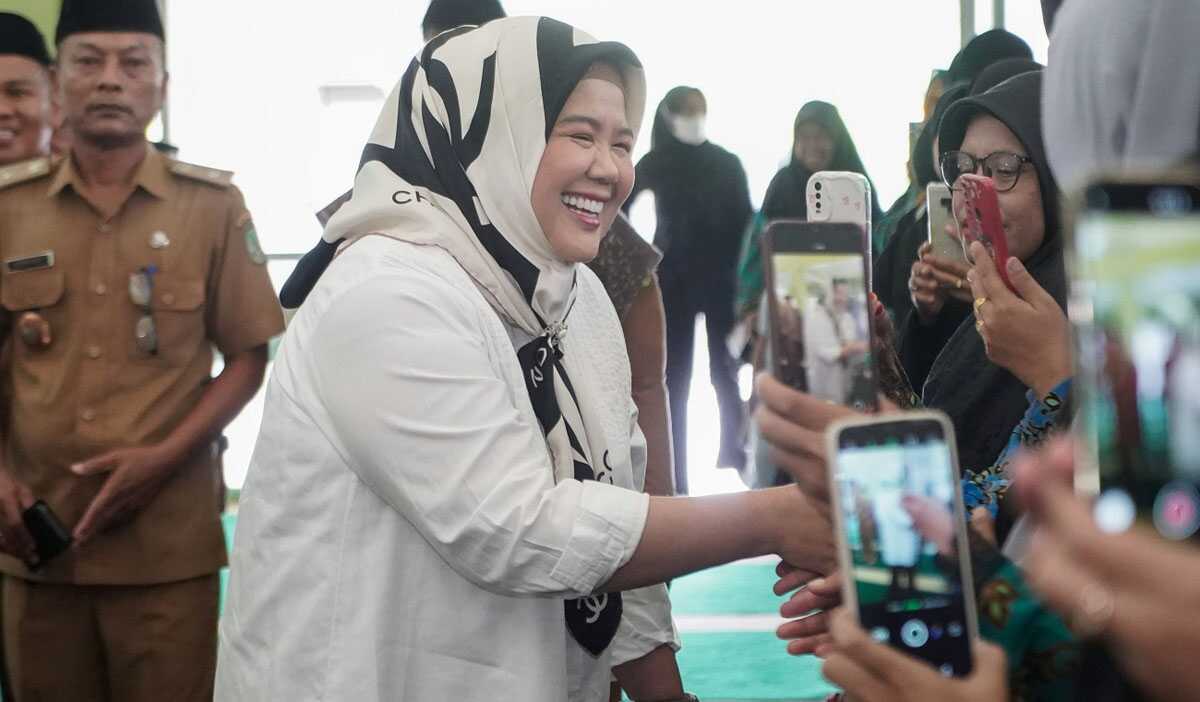 Wagub Kepri Hj Marlin Agustina dalam acara silaturahmi bersama masyarakat Sekupang dan Batu Ampar, Senin (25/4/2024). (jurnalterkini.id/anton)