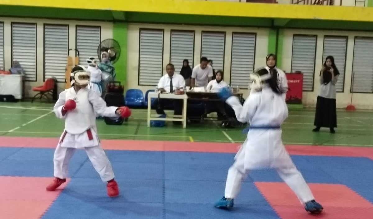 o2sn karate karimun Dua siswa bertanding dalam Olahraga Olimpiade Siswa Nasional (O2SN) tingkat Sekolah Dasar di GOR Badang Perkasa, Kabupaten Karimun, Kepulauan Riau, Rabu (29/5/2024). (foto: dokumentasi pribadi/khairul)