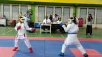 o2sn karate karimun Dua siswa bertanding dalam Olahraga Olimpiade Siswa Nasional (O2SN) tingkat Sekolah Dasar di GOR Badang Perkasa, Kabupaten Karimun, Kepulauan Riau, Rabu (29/5/2024). (foto: dokumentasi pribadi/khairul)