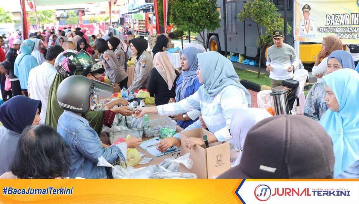 pasar murah polres karimun hari bhayangkara Warga menyerbut Pasar Murah menyambut Hari Bhayangkara ke-78 yang digelar di halaman Mapolres Karimun, Sabtu (8/6/2024). (foto: humas polres karimun)