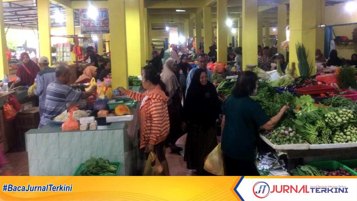 Aktivitas para pedagang sayur di blok B Pasar Puan Maimun, Tanjung Balai Karimun, Rabu (5/6/2024). (JurnalTerkini.id/yogi)