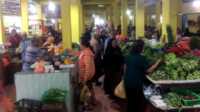Aktivitas para pedagang sayur di blok B Pasar Puan Maimun, Tanjung Balai Karimun, Rabu (5/6/2024). (JurnalTerkini.id/yogi)