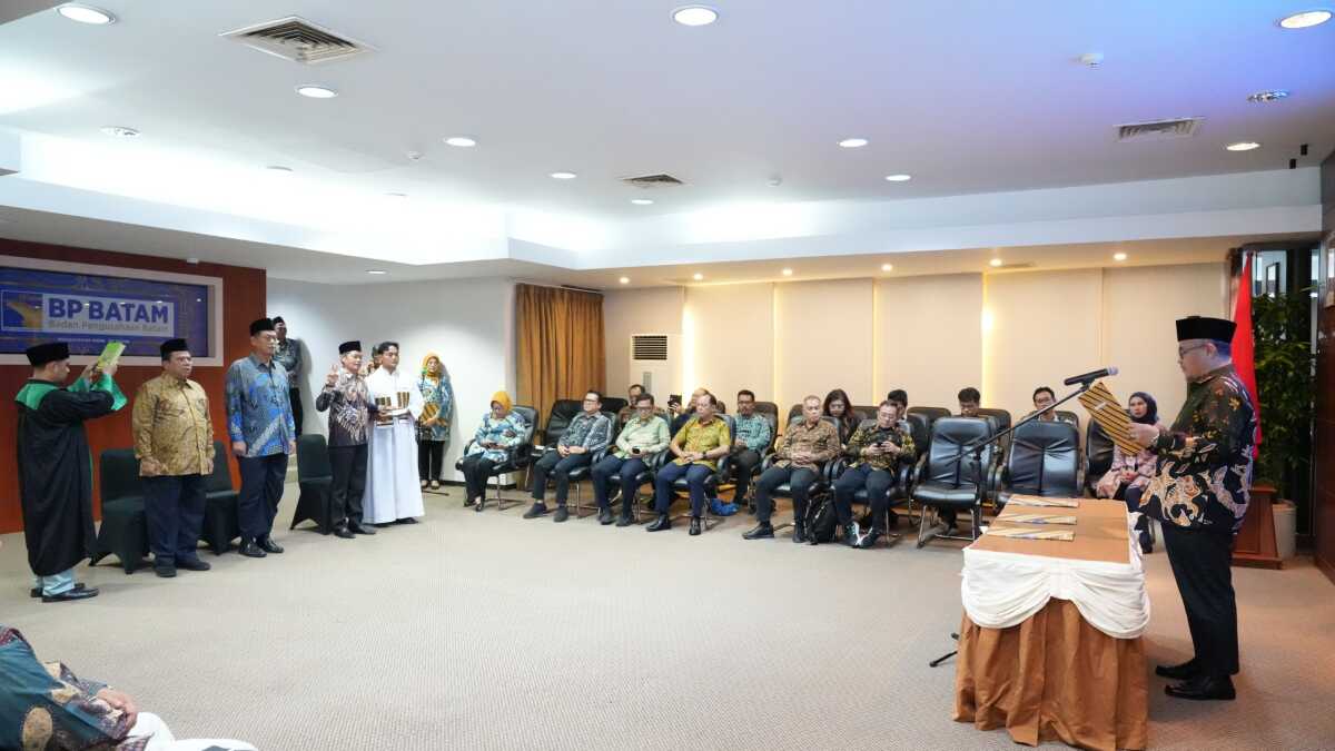 pelantikan pejabat tingkat II BP Batam Wakil Kepala Badan Pengusahaan Batam (BP Batam), Purwiyanto melantik tiga orang Pejabat Tingkat II di lingkungan BP Batam pada Jumat (21/6/2024) di Marketing Centre. (foto: humas bp batam)