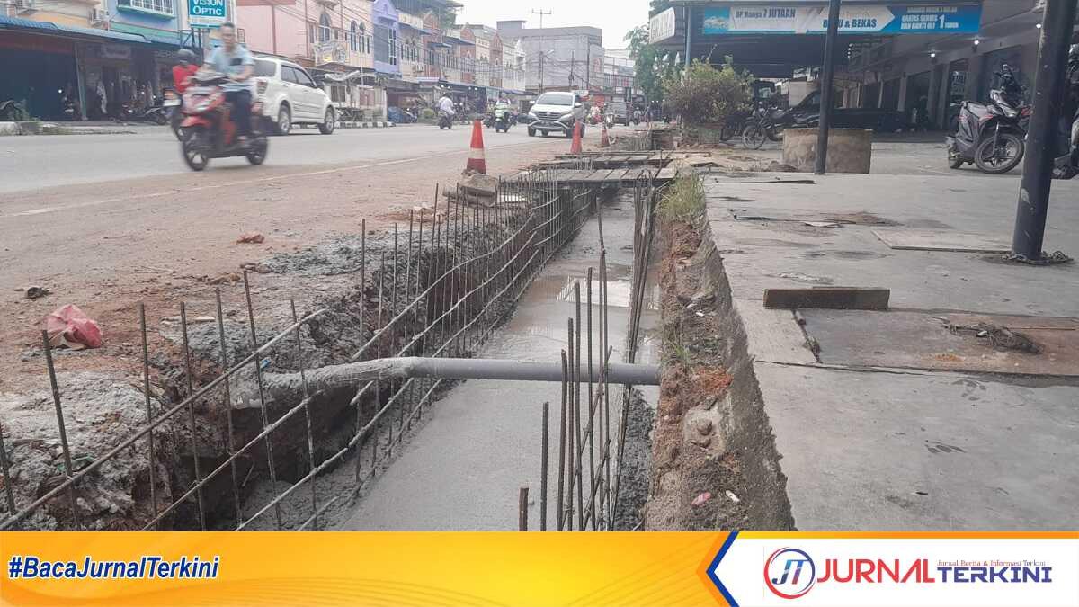 Penggalian drainase baru di sepanjang Jalan A Yani depan BSI, di samping drainase lama (kanan) yang sudah tertutup semen, dan didalamnya tertimbun tanah atau sampah. Foto diambil Sabtu (22/6/2024). (jurnalterkini.id/yogi)