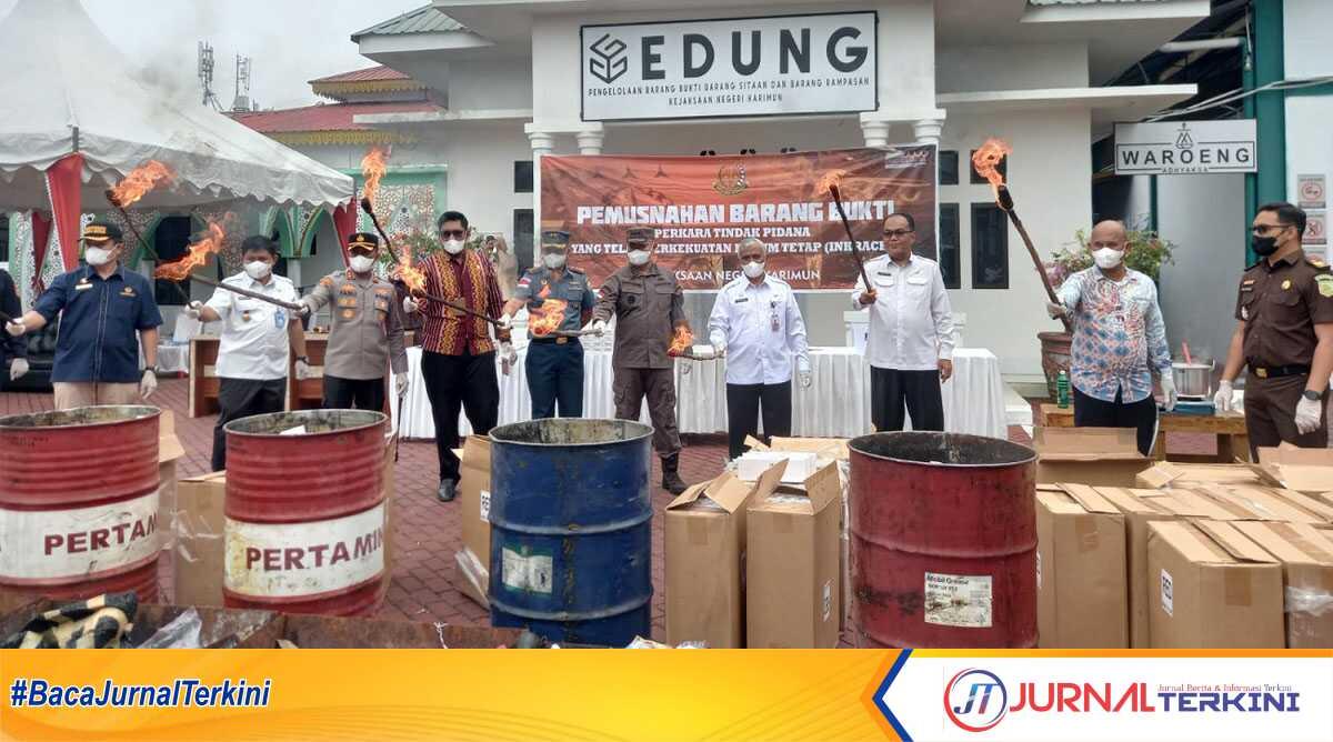 pemusnahan barang bukti kejari karimun Kejaksaan Negeri (Kejari) Karimun, memusnahkan sejumlah barang bukti perkara narkoba dan rokok ilegal di halaman kantor Kejari Karimun, Rabu (19/6/2024). (jurnalterkini.id/jansen)