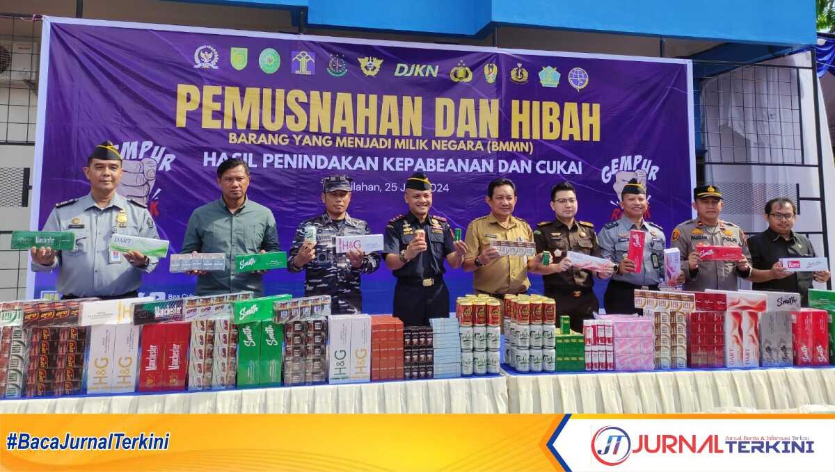Kantor Pengawasan dan Pelayanan Bea dan Cukai Tipe Madya Pabean (KPPBC TMP) C Tembilahan menggelar pemusnahan barang yang menjadi milik negara di halaman Kantor Bea Cukai Tembilahan, Indragiri Hilir (Inhil), Selasa (25/6/2024). (JurnalTerkini.id/Abdullah)