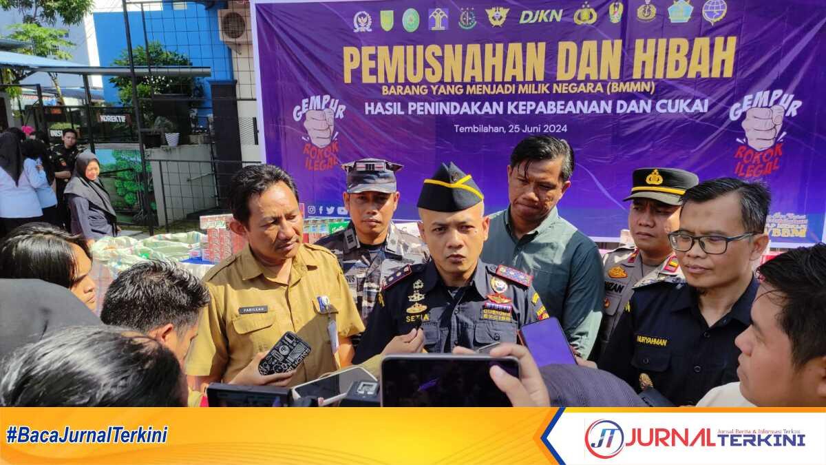 Kepala Kantor Pengawasan dan Pelayanan Bea dan Cukai Tipe Madya Pabean (KPPBC TMP) C Tembilahan Setiawan Rosidi memberikan keterangan pers usai pemusnahan barang yang menjadi milik negara di halaman Kantor Bea Cukai Tembilahan, Indragiri Hilir (Inhil), Selasa (25/6/2024). (JurnalTerkini.id/Abdullah)