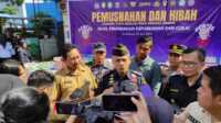 Kepala Kantor Pengawasan dan Pelayanan Bea dan Cukai Tipe Madya Pabean (KPPBC TMP) C Tembilahan Setiawan Rosidi memberikan keterangan pers usai pemusnahan barang yang menjadi milik negara di halaman Kantor Bea Cukai Tembilahan, Indragiri Hilir (Inhil), Selasa (25/6/2024). (JurnalTerkini.id/Abdullah)