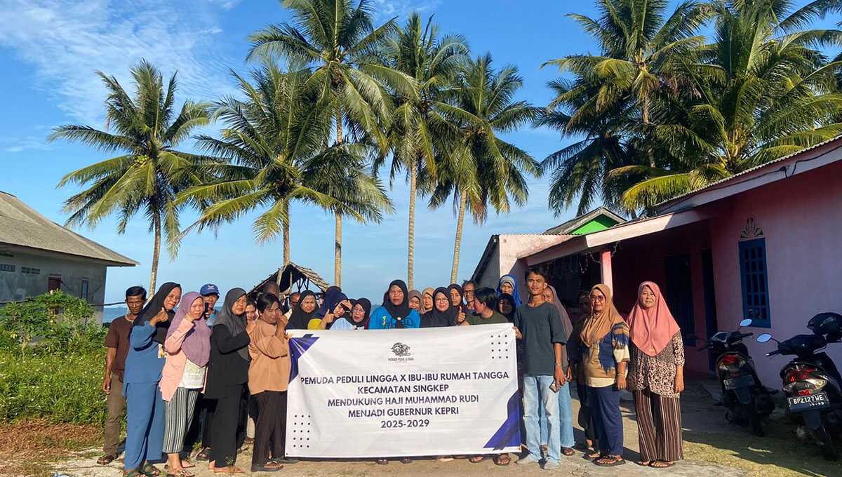 Pemuda Peduli Lingga dan Ibu-ibu Rumah Tangga Kecamatan Singkep, Rabu (12/6/2024) di Singkep, berpose bersama spanduk berisikan dukungan untuk Haji Muhammad Rudi dalam Pilkada Kepri 2024. (dokumentasi pribadi)