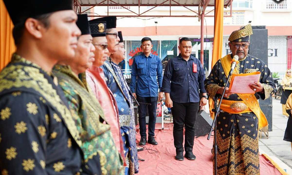 Bupati Karimun Aunur Rafiq melantik pengurus LAM Kecamatan Kundur, Kundur Barat, Kundur Utara, Belat dan Ungar di Balai Pemuda, Tanjungbatu, Kecamatan Kundur, Minggu (2/6/2024). (foto: prokopim karimun)