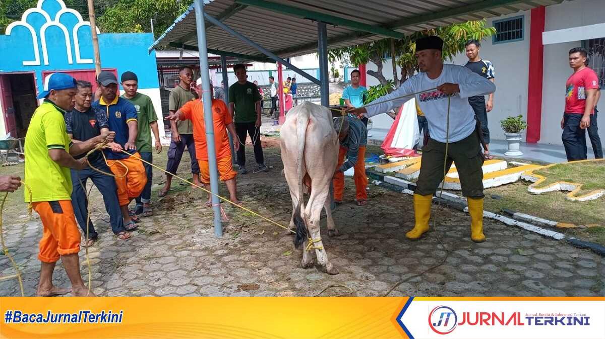 Penyembelihan hewan kurban Idul Adha di Rutan Kelas IIB Tanjung Balai Karimun, Senin (17/6/2024). (foto: dokumentasi pribadi)