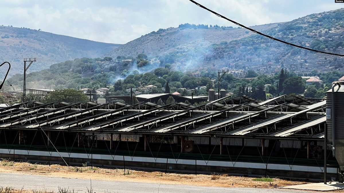 Asap mengepul dari wilayah utara Israel yang berbatasan langsung dengan Lebanon, menyusul serangan drone dari Lebanon ke wilayah Israel pada 23 Juni 2024. (Foto: Reuters/Avi Ohayon)