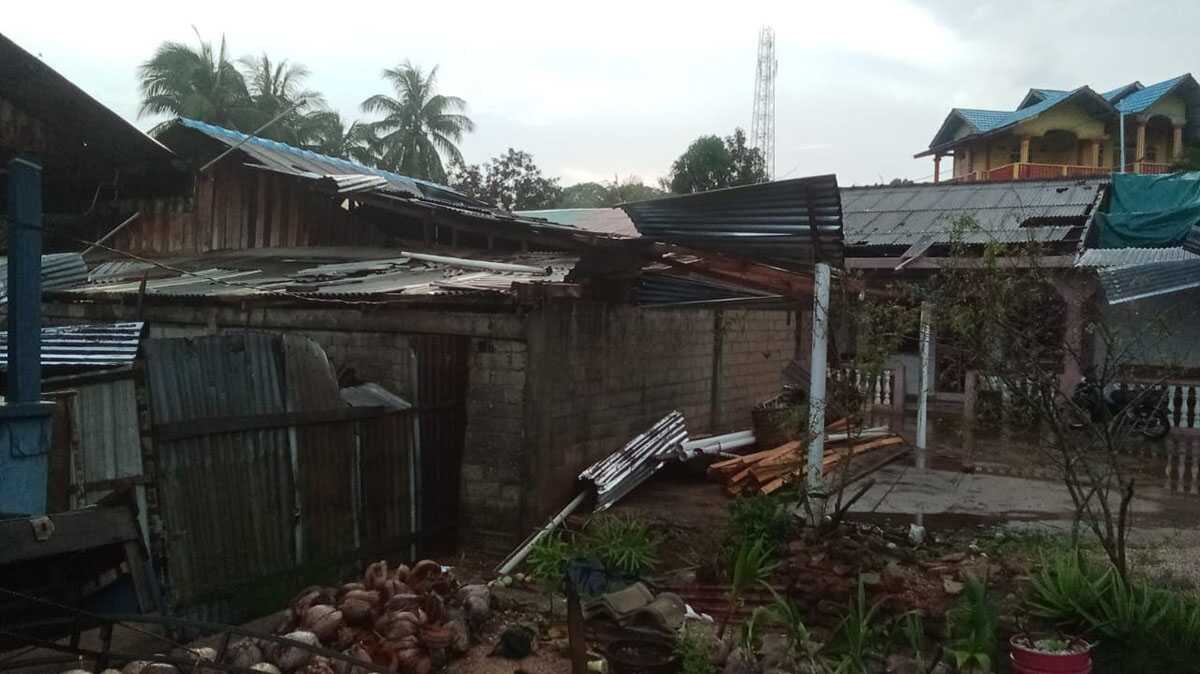 Rumah warga yang terdampak bencana angin puting beliung di Desa Lebuh, Kecamatan Belat, Kabupaten Karimun, Kepulauan Riau pada Kamis (6/6/2024). (foto: BPBD Damkar Karimun)