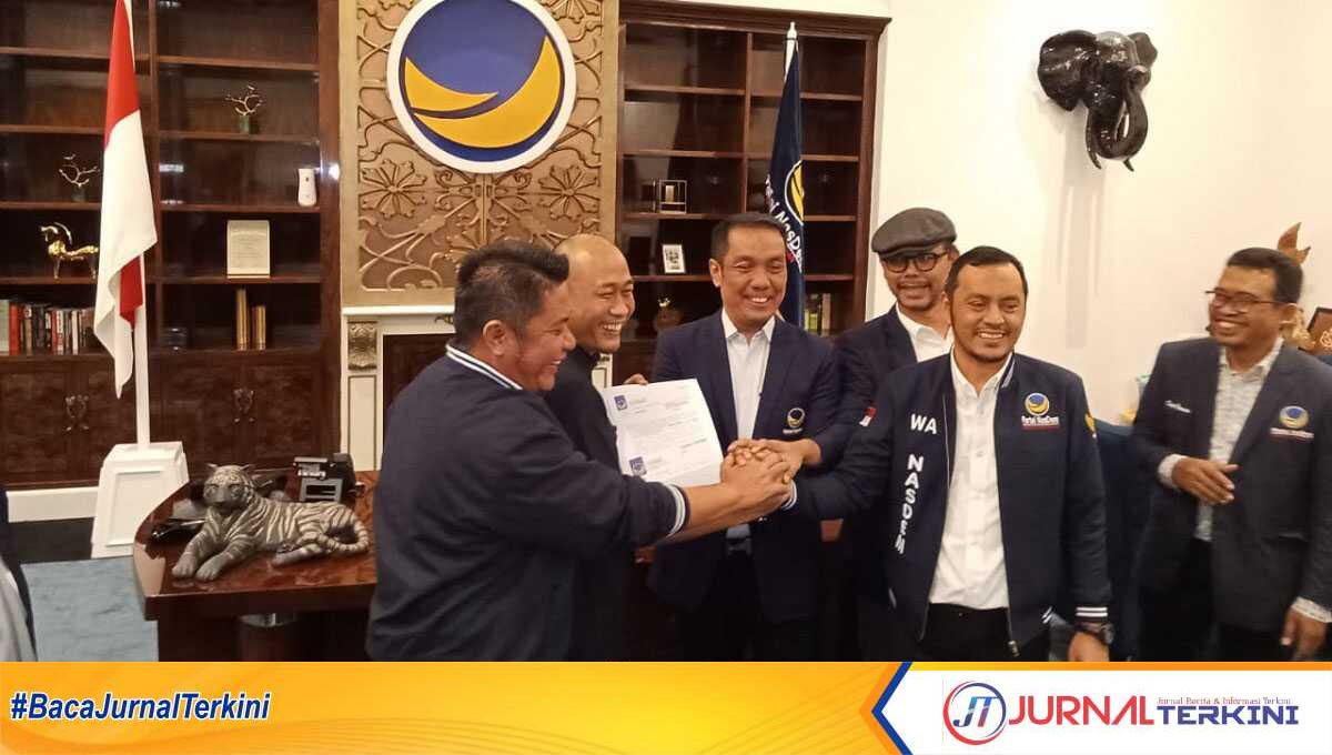 rahmat hidayat dapat rekomendasi dari nasdem lubuklinggau Sekretaris Bappilu DPP Partai NasDem Willy Aditya menyerahkan rekomendari pengusungan H Rachmat Hidayat alias H Yoppy Karim sebagai calon Wali Kota Lubuklinggau, di Kantor DPP Partai Nasdem, Senin (3/6/2024). (foto: Dokumentasi Pribadi)