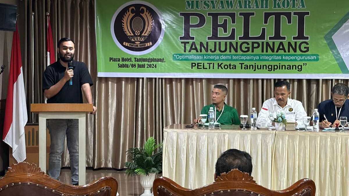 Rantha Fauzi Sembiring memberikan pernyataan setelah dia terpilih secara aklamasi sebagai Ketua Pelti Tanjungpinang dalam Musyawarah Kota di Hotel Plaza, Tanjungpinang, Sabtu (8/6/2024). (Foto: dokumentasi pribadi)