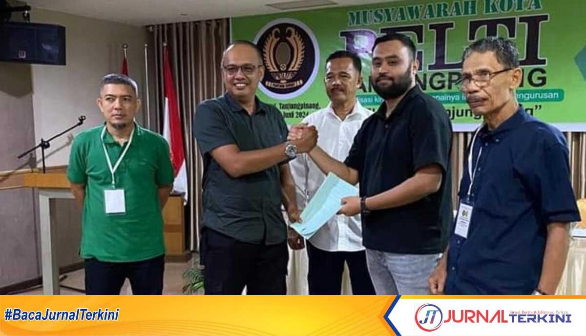 Rantha Fauzi Sembiring (nomor dua dari kanan), salam komando dengan Juni Asiwantoro, ketua Pelti Tanjungpinang periode 2018-2023 dalam Muskot di Hotel Plaza, Tanjungpinang, Sabtu (8/6/2024). (Foto: dokumentasi pribadi)