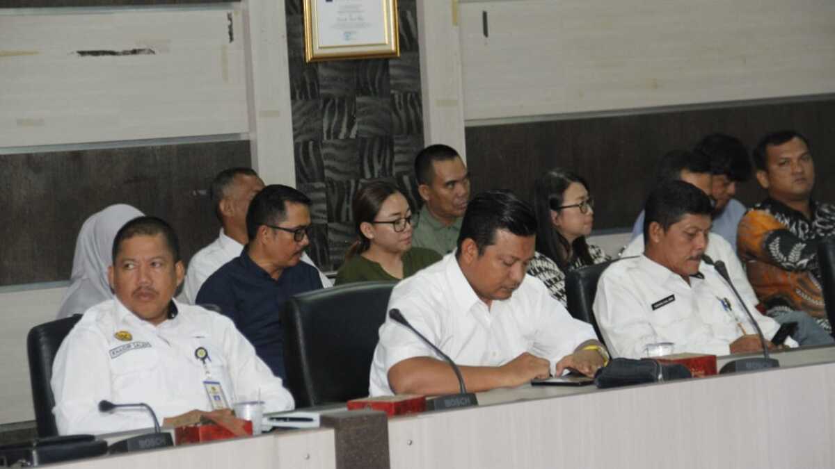 Para camat dan pihak-pihak terkait mengikuti rapat membahas persoalan pendistribusian gas elpiji 3 kg di ruang rapat Cempat Putih, Kantor Bupati Karimun, Rabu (19/6/2024). (jurnalterkini.id/edy kencana)