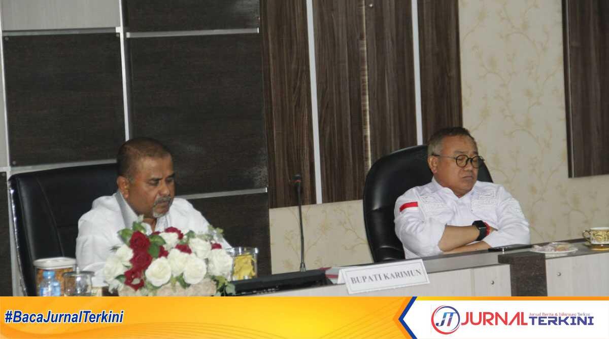 rapat elpiji subsidi karimun Bupati Karimun Aunur Rafiq didampingi Sekda Muhd Firmansyah (kanan) memimpin rapat membahas persoalan pendistribusian gas elpiji 3 kg di ruang rapat Cempat Putih, Kantor Bupati Karimun, Rabu (19/6/2024). (jurnalterkini.id/edy kencana)