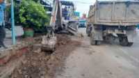 revitalisasi drainase atasi banjir di karimun Operator alat berat menggali tanah di pinggir jalan A Yani, tepatnya di sepanjang jalan mulai dari simpang Orari ke Swalayan Oriental, Senin (10/6/2024). Revitalisasi berupa penggalian drainase ini bertujuan mengatasi banjir di ruas jalan akibat guyuran hujan. (jurnalterkini.id/jansen)