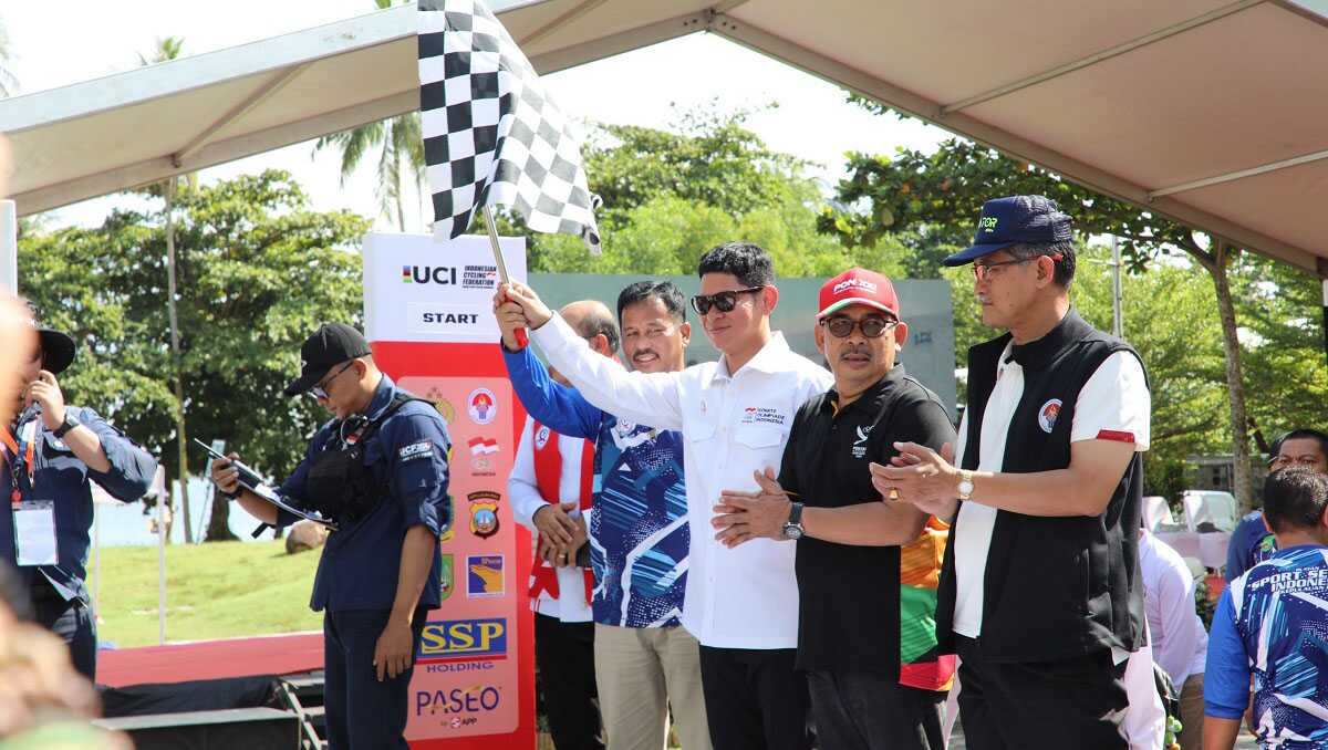 Walikota/Kepala BP Batam Muhammad Rudi dan Ketua Komite Olimpiade Indonesia (NOC Indonesia) Raja Sapta Oktohari melepas peserta Kejuaraan Nasional (Kejurnas) Road Race and Mountain Bike 2024, di Nuvasa Bay pada Kamis (20/6/2024). (foto: humas bp batam)