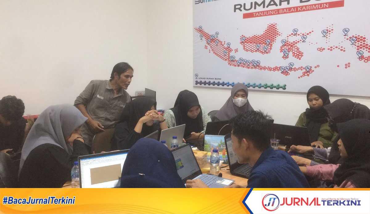 Penanggung jawab Rumah BUMN Karimun memberikan pembekalan ilmu desain grafis kepada pelaku UMKM muda di Rumah BUMN Karimun, Coastal Area, Tanjung Balai Karimun, Kabupaten Karimun, Kepulauan Riau, Sabtu (8/6/2024). (jurnalterkini.id/yogi)